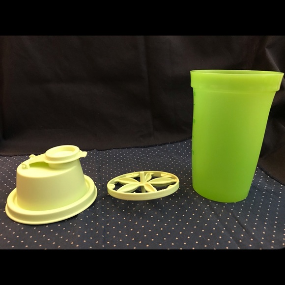 Tupperware Mini Quick Shake Container Rare Lime - Picture 1 of 5